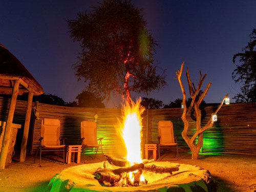 Cozy get-together around the African boma fire - immerse yourself in African culture.