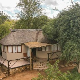 Safari Lodge on the banks of an idyllic river - experience pure relaxation and adventure in the midst of nature.